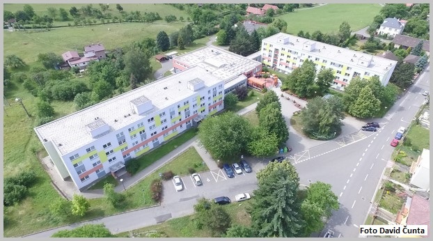 Domov seniorů, budova a okolí