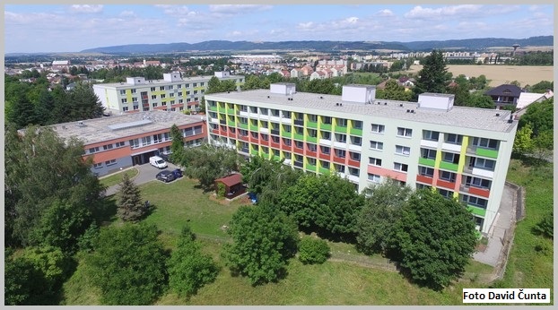 Domov seniorů, budova a okolí