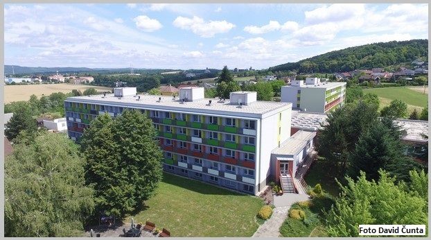 Domov seniorů, budova a okolí